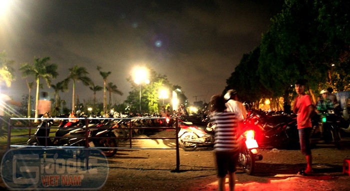 Bãi gửi xe ở công viên vào buổi tối đông đúc hơn bình thường vào những ngày nóng